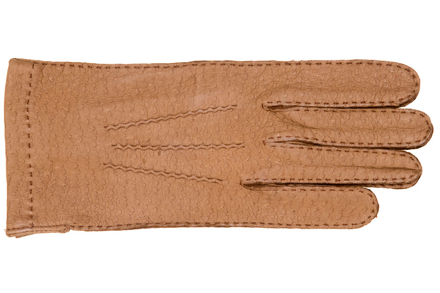 Braune Handschuhe aus Leder Löcher